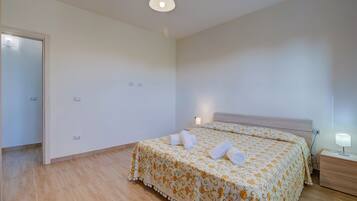 Apartemen Standar, beberapa kamar (Le Bianche Apt1 with Garden Near The) | 2 kamar tidur, Wi-Fi gratis, dan seprai linen