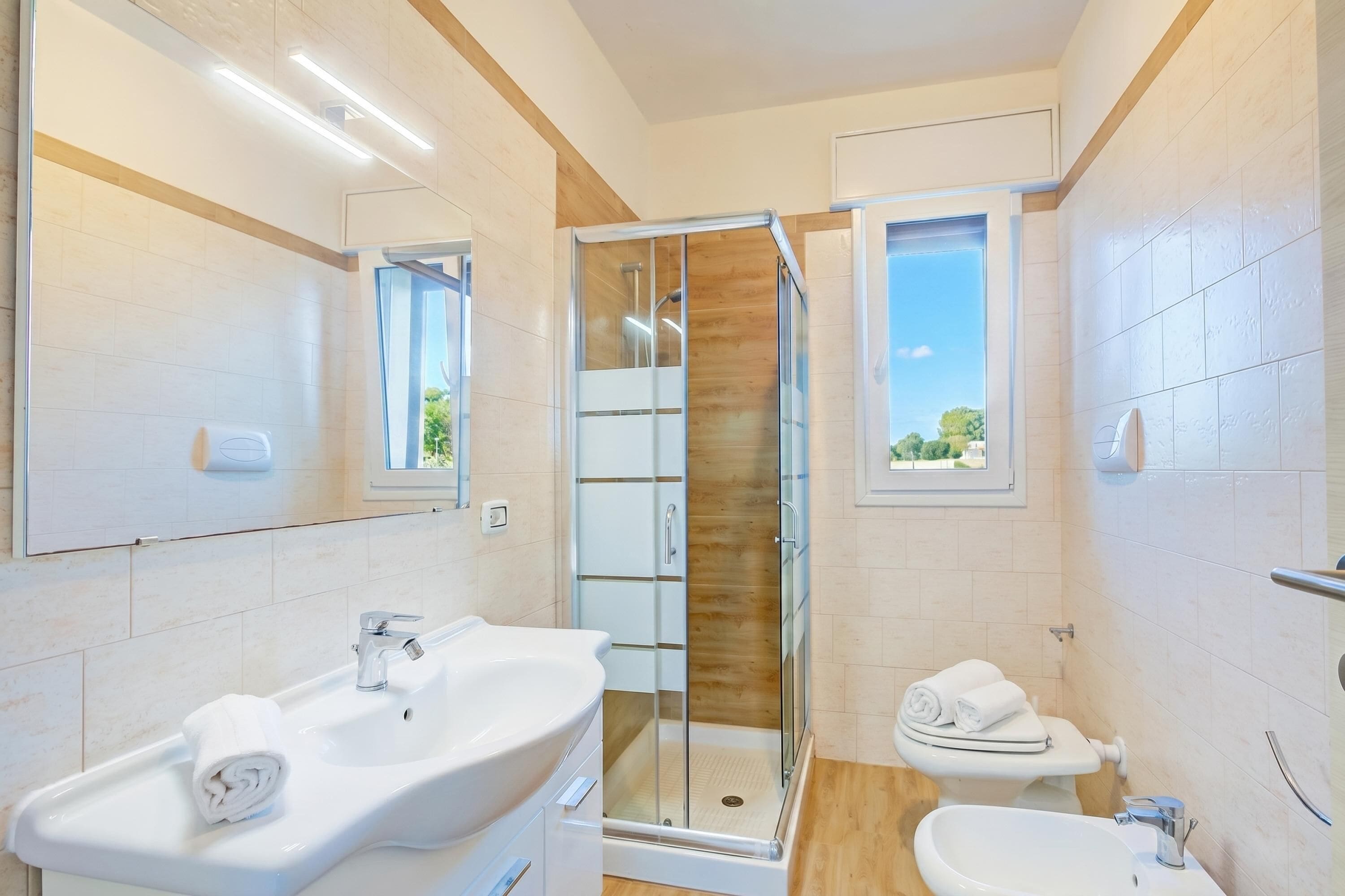 Standard-Apartment, Mehrere Schlafzimmer (Le Bianche Apt 2 with Garden near The) | Badezimmer | Dusche, Haartrockner, Bidet, Handtücher