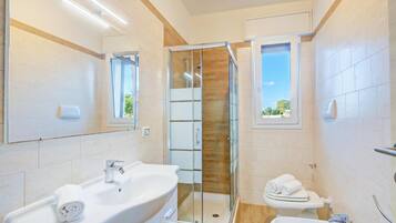 Standard-Apartment, Mehrere Schlafzimmer (Le Bianche Apt 2 with Garden near The) | Badezimmer | Dusche, Haartrockner, Bidet, Handtücher