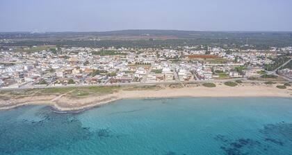Le Bianche Apt 2 with Garden near The Sea