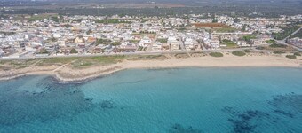 Le Bianche Apt 2 with Garden near The Sea
