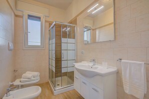 Regadera, secadora de cabello, bidet, toallas