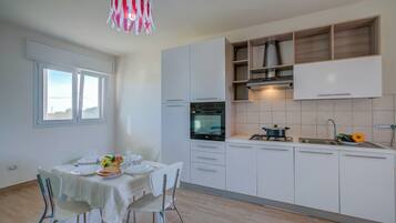 Apartemen Standar, beberapa kamar (Le Bianche Apt1 with Garden Near The) | Dapur pribadi | Lemari es, oven, kompor, dan mesin pembuat kopi/teh