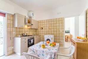 Kjøleskap, ovn, kokeplater og kaffetrakter/tekoker