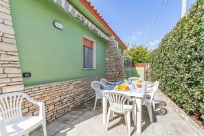 Villa estándar, varias habitaciones (Villetta Belvedere 400 Meters From) | Restaurante al aire libre
