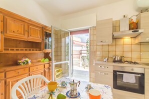 Kjøleskap, ovn, kokeplater og kaffetrakter/tekoker