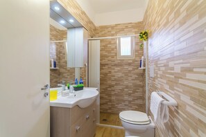 Vila Standar, beberapa kamar (Villetta Belvedere 400 Meters From) | Kamar mandi | Shower, pengering rambut, kloset, dan handuk