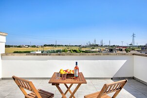 Apartamento familiar, varias habitaciones (Cristal Apartment Terrace & Pool) | Terraza o patio