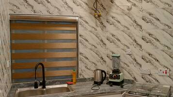 Appartement | Cuisine privée | Réfrigérateur, micro-ondes, four, plaque de cuisson