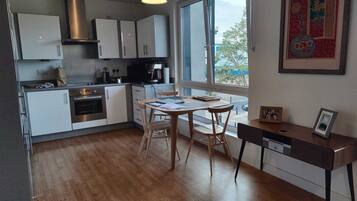 Lemari es, microwave, oven, dan mesin pencuci piring