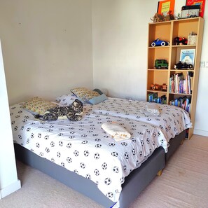 3 habitaciones, escritorio y tabla de planchar con plancha