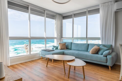 Seafront 3BR w/ Stunning Ocean View | Mamad