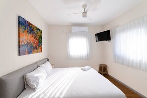 3 bedrooms, iron/ironing board, WiFi, bed sheets