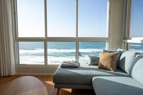 Seafront 3BR w/ Stunning Ocean View -Mamak