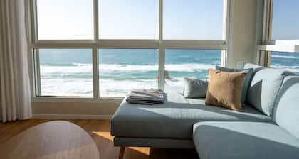 Seafront 3BR w/ Stunning Ocean View -Mamak