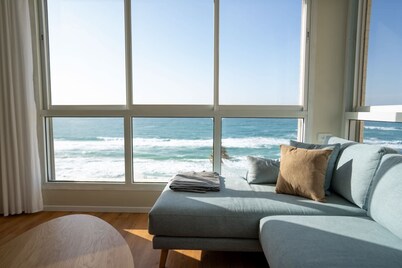 Seafront 3BR w/ Stunning Ocean View -Mamak