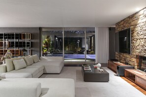 Smart TV, fireplace, books, stereo - Golf Villa - Heated Pool Golf Course (Ponte de Lima)