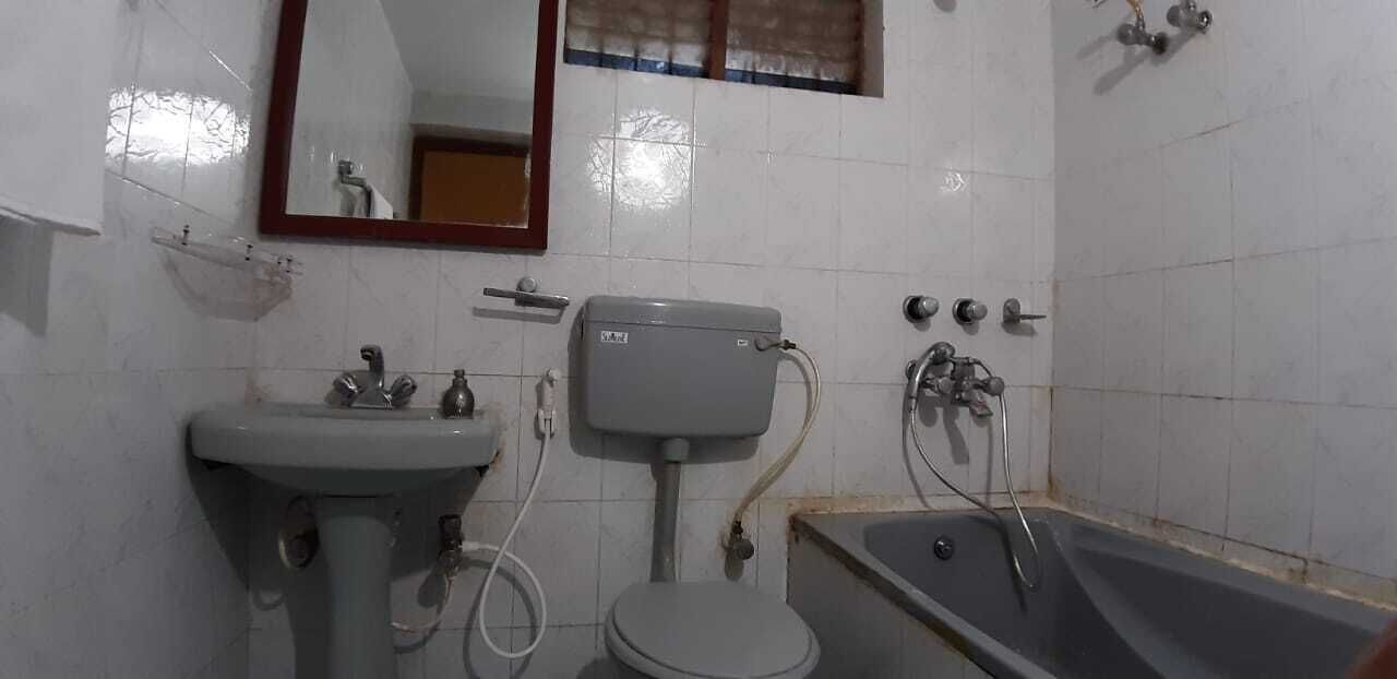 Une salle de bain avec un lavabo, des toilettes et une baignoire.