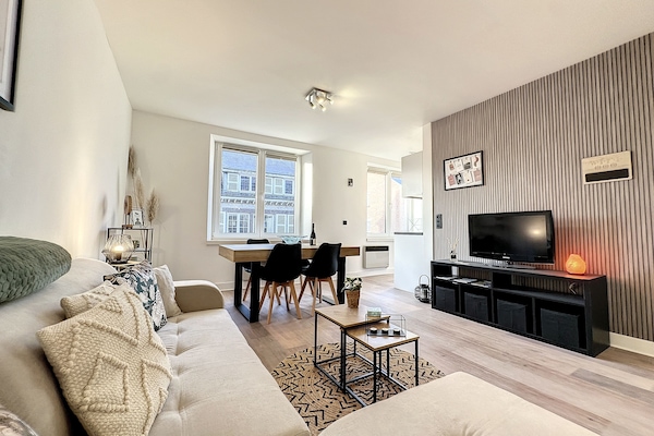 Een televisie en boeken