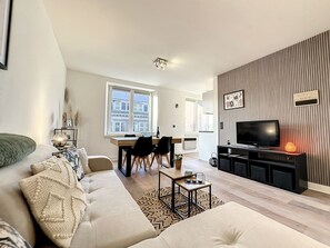 TV, books - Duplex à 2 min du Départ du Parc Animalier et Grottes , Idéal Pour les Familles (Han sur lesse)