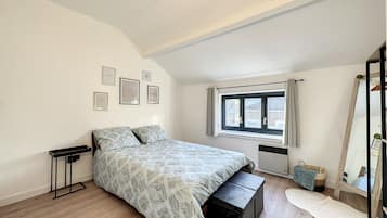 1 bedroom, travel cot, free WiFi, bed sheets