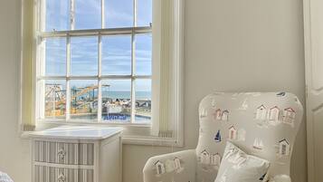 Luxury Apartment | 2 bedrooms, iron/ironing board, free WiFi