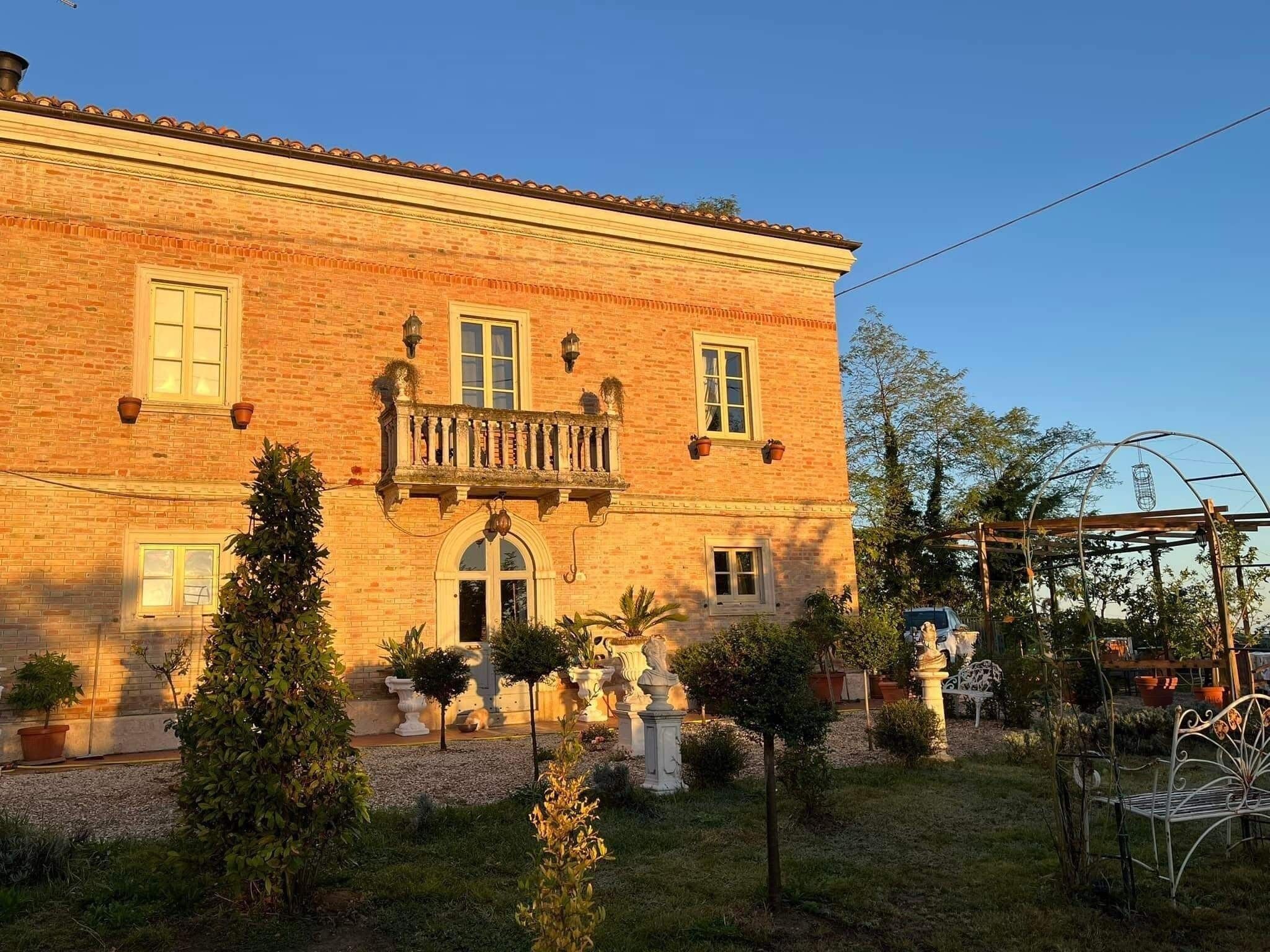 Beautiful spacious Villa and Garden on the edge of a medieval hilltop village 