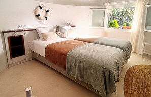 3 bedrooms, travel cot, Internet, bed sheets