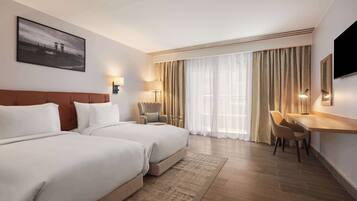 Deluxe suite, 2 slaapkamers | Een kluis op de kamer, een laptopwerkplek, verduisterende gordijnen
