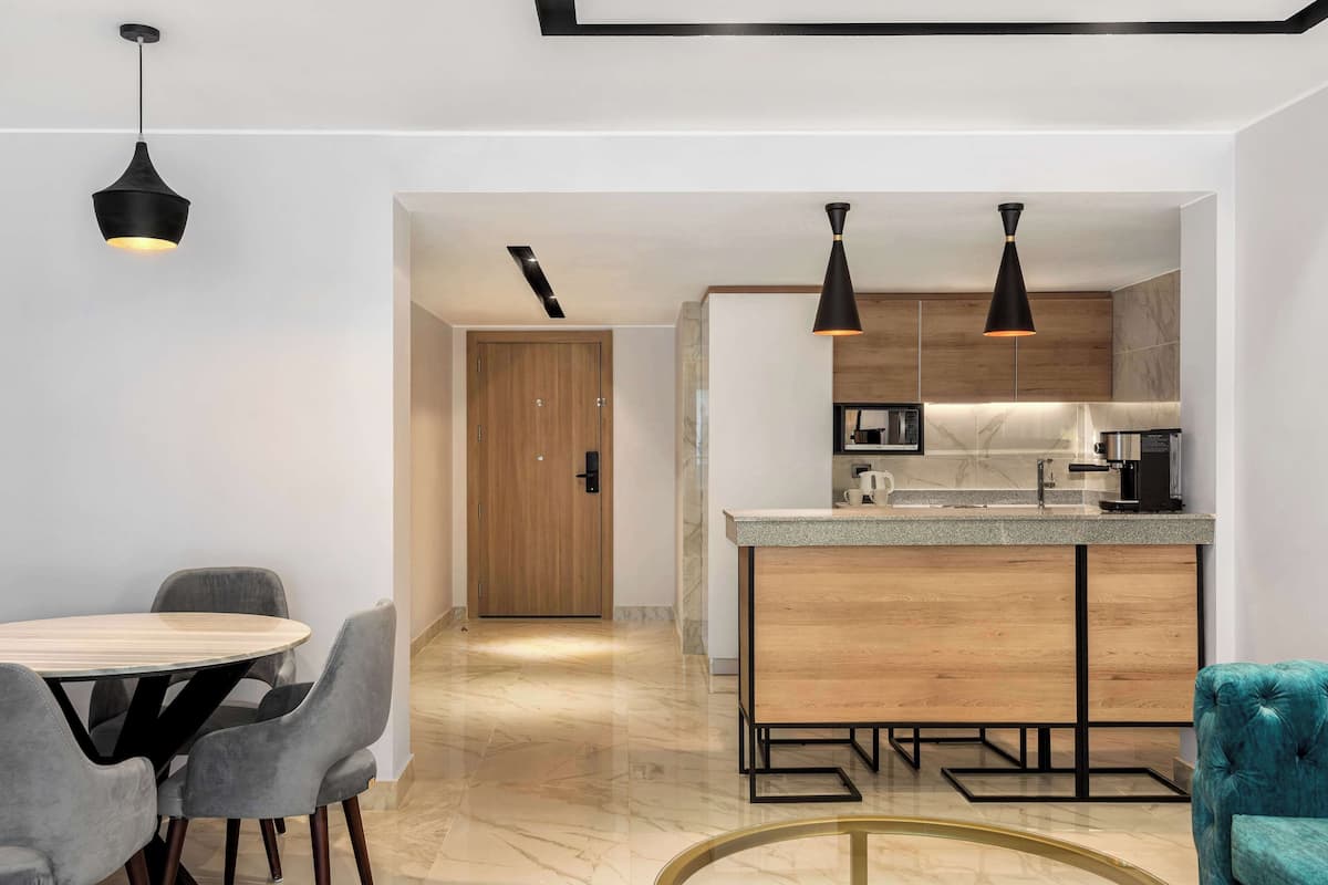 Full-sized fridge, microwave, oven, espresso maker