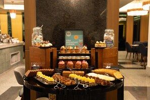 Se ofrece un desayuno bufé (800 EGP por persona)