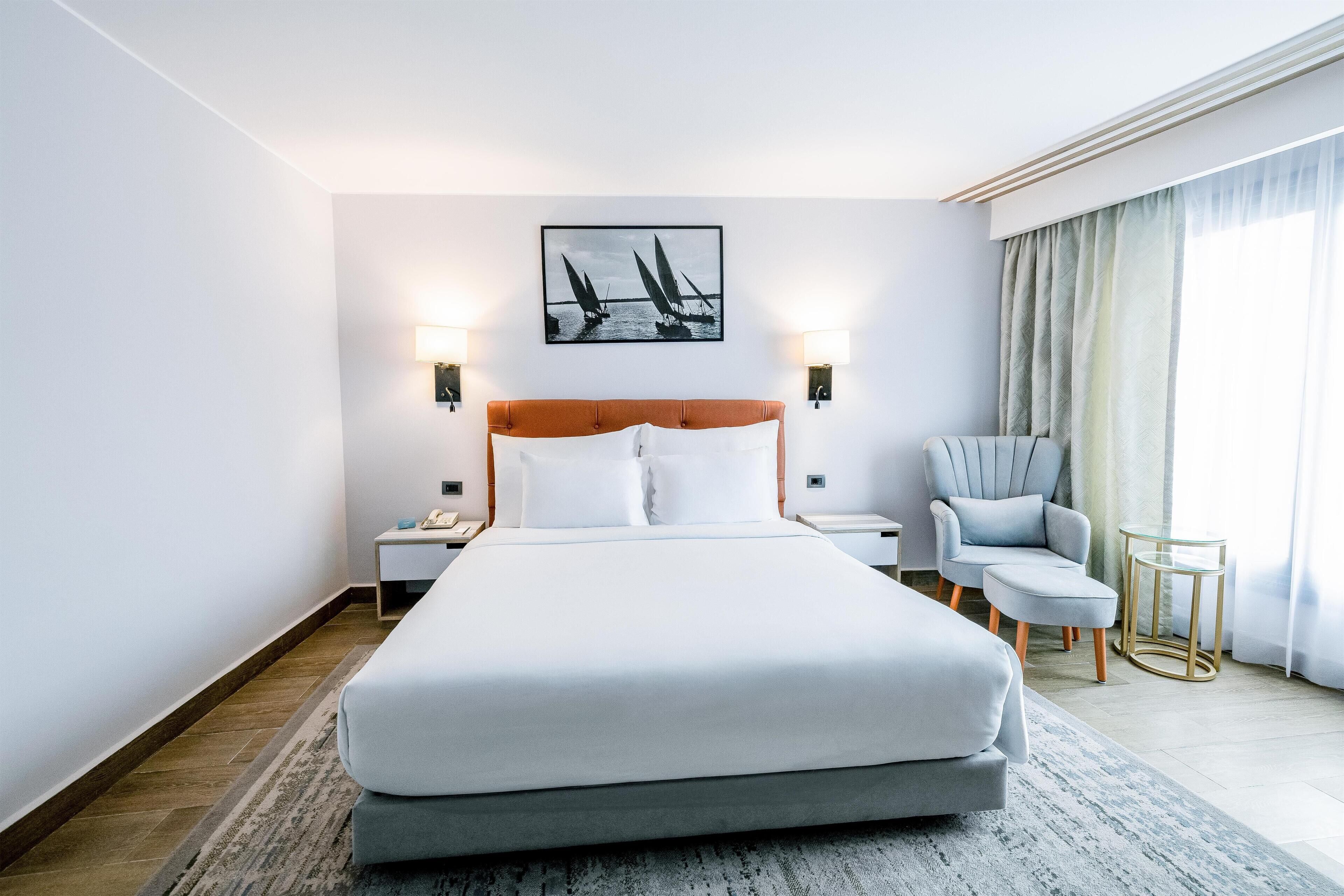 In-room safe, laptop workspace, blackout drapes, iron/ironing board