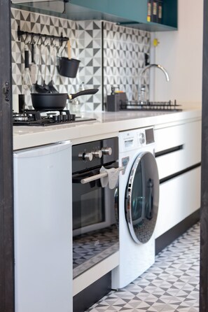 ثلاجة، ميكروويف، فرن، موقد طهي مسطح