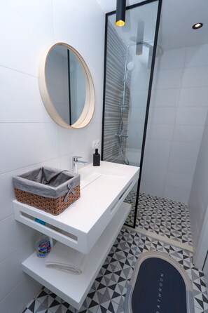 Dusche, Haartrockner, Handtücher, Seife