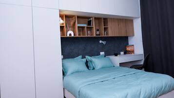 1 quarto, escrivaninha, ferros/tábuas de passar roupa, berço de viagem