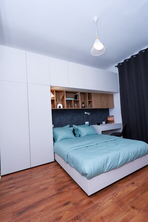 1 habitación, escritorio, tabla de planchar con plancha y cuna de viaje