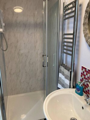 Apartment | Bathroom | Shower, hair dryer, towels - The Nook a 1-bed Apartment in Praa Sands (Penzance)