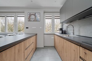 Oven, dishwasher, coffee/tea maker, electric kettle - Modern Kotsisa Apartment by Renters (Wroclaw)