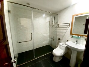 Habitación doble de lujo | Baño | Tina y regadera independientes, tina profunda, regadera con hidromasaje 