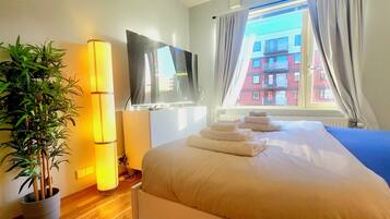 1 soverom, skrivebord, lydisolert og strykejern/-brett