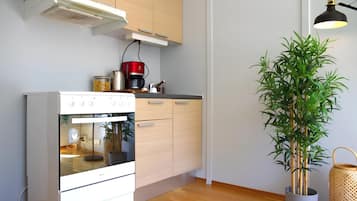 Frigorífic, forn, placa de cuina i bullidora elèctrica