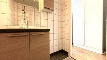 Toalettartikler (inkludert), hårføner, håndklær og såpe