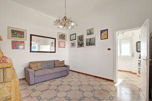 Biệt thự Tiêu chuẩn, nhiều phòng ngủ, đối diện biển (Villa Grazia on the seaside) | Khu phòng khách | TV màn hình phẳng 21-inch có truyền hình cáp 