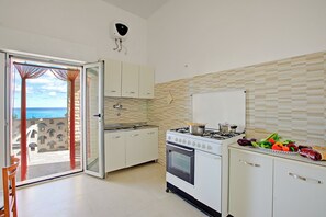 Refrigerador, horno, placa de cocina, cafetera/tetera