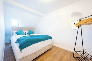 8 bedrooms, desk, iron/ironing board, WiFi