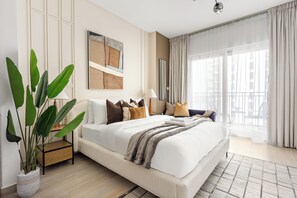Classic Studio | Egyptian cotton sheets, premium bedding, memory-foam beds, in-room safe - Silkhaus Waters Edge Tower - Yas Island (Abu Dhabi)