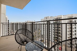 Elite Apartment, 1 Bedroom, Canal View | Terrace/patio - Silkhaus Waters Edge Tower - Yas Island (Abu Dhabi)