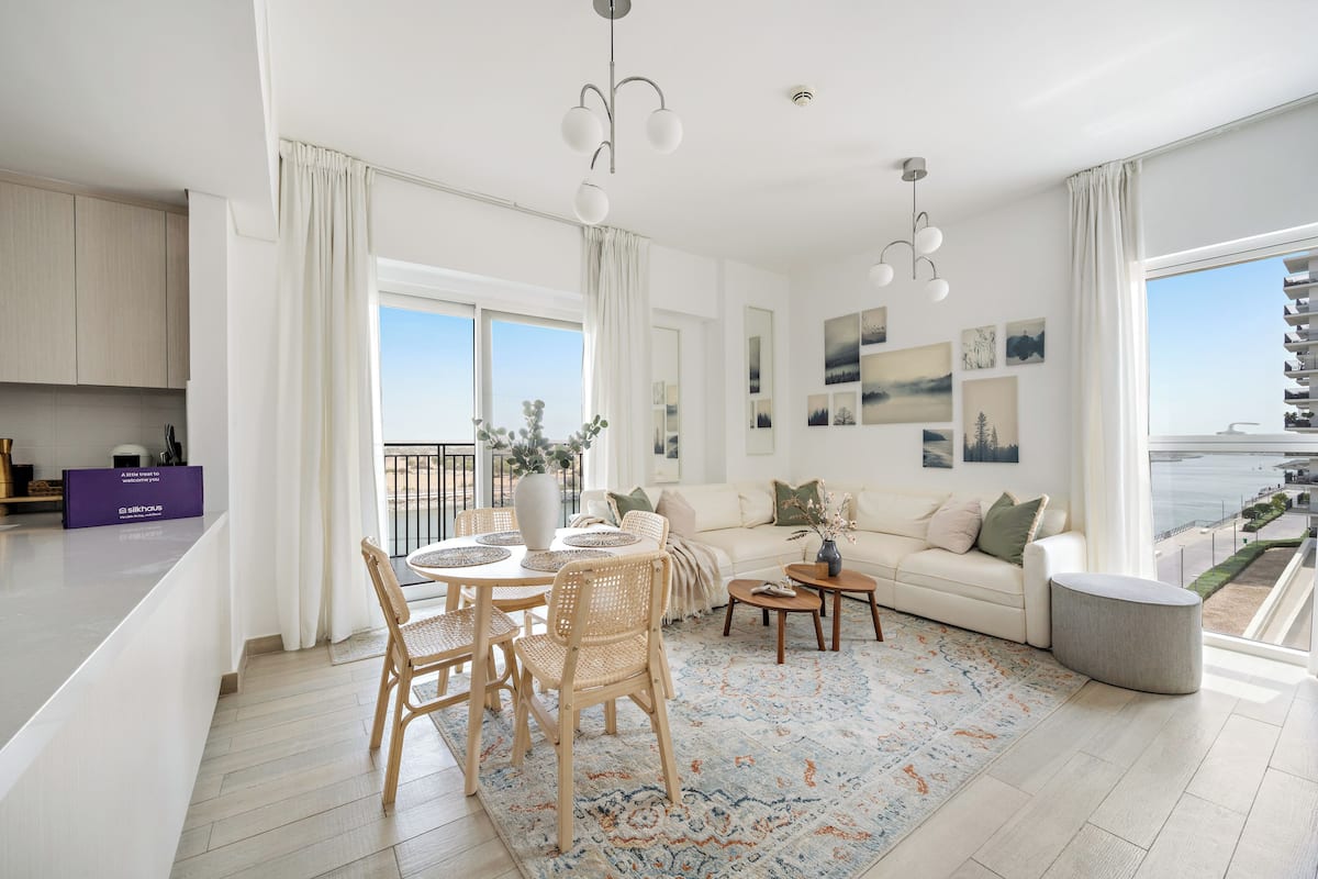 Apartamento ejecutivo | Zona de estar | Smart TV de 50 pulgadas con canales digitales