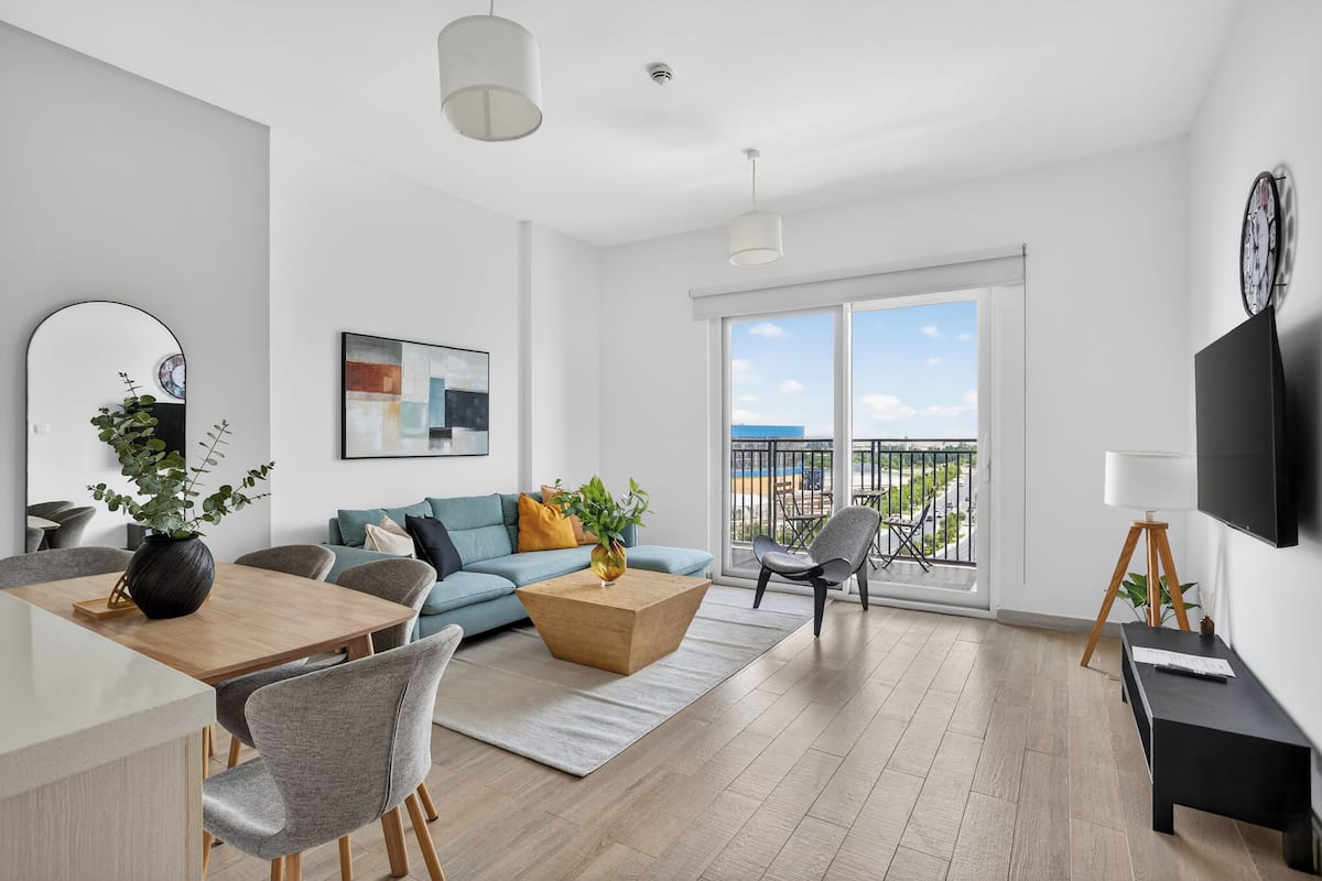 Appartement Majestueux | Coin séjour | TV connectée de 50 pouces avec chaînes numériques