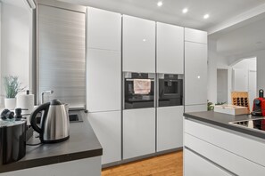 Frigorifero, forno, piano cottura, lavastoviglie